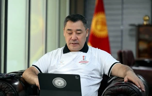 Садыр Жапаров играет в футбол и между матчами подписывает документы