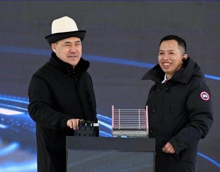 Садыр Жапаров запустил первую солнечную электростанцию в Кыргызстане