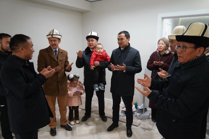 Популяризация эпоса «Манас». Семерым манасчи подарили квартиры