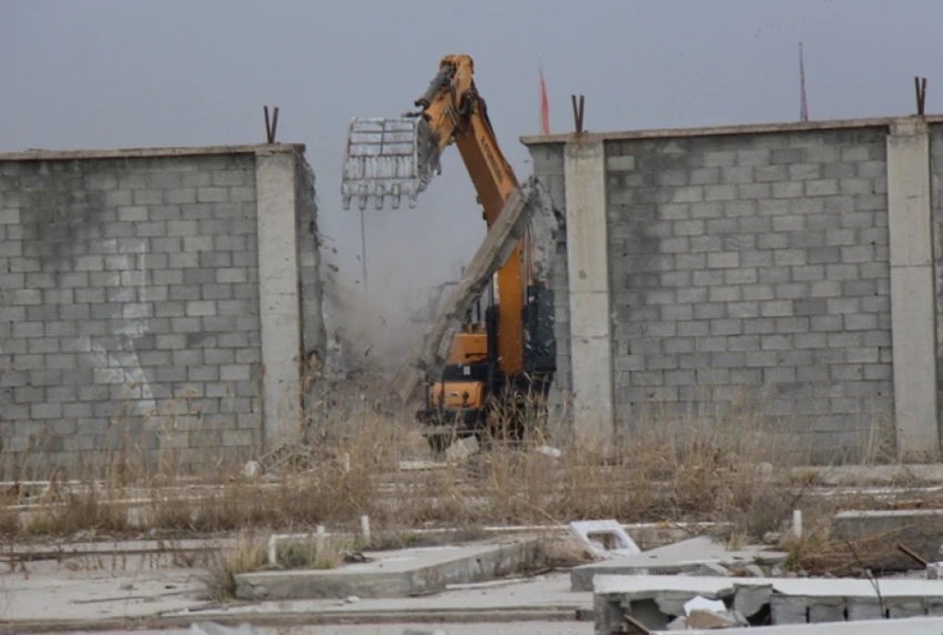 Мэрия Бишкека начала снос забора вокруг посольства КНР