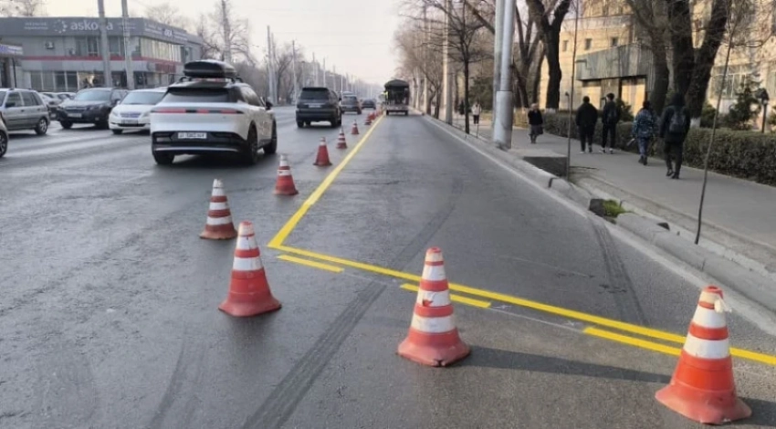 В Бишкеке вновь начертили выделанную полосу для общественного транспорта