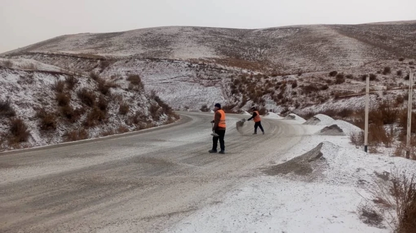 На перевале Долон ограничили движение грузовиков из-за снегопада