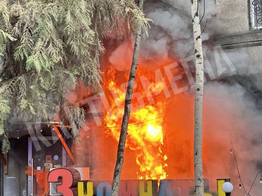 На пр. Эркиндик горит известное кафе. Фото и видео