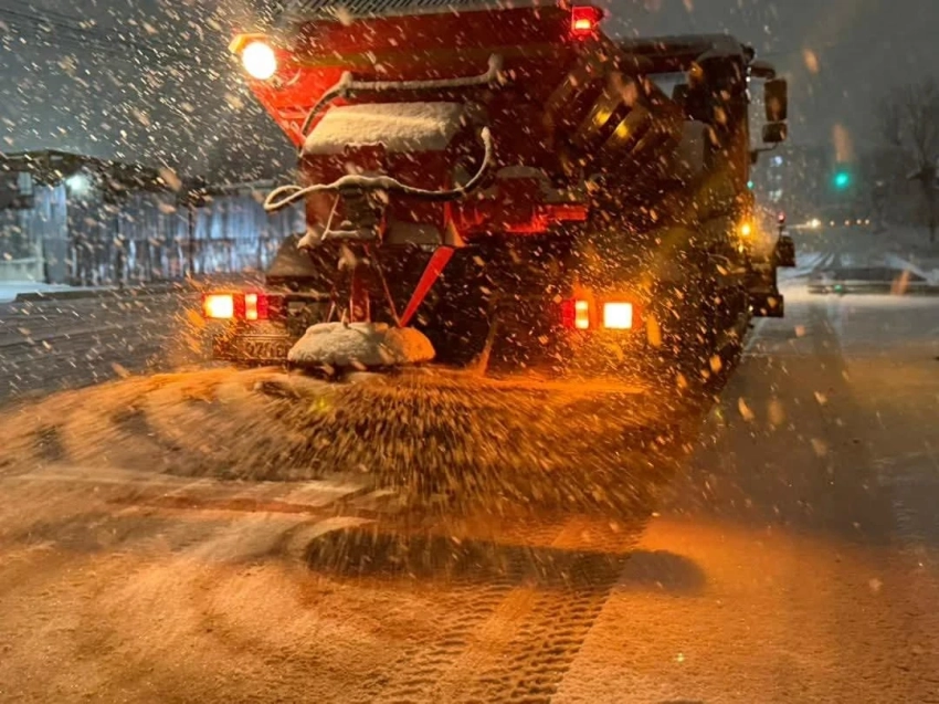 Снегопад в Бишкеке. «Тазалык» работает с глубокой ночи