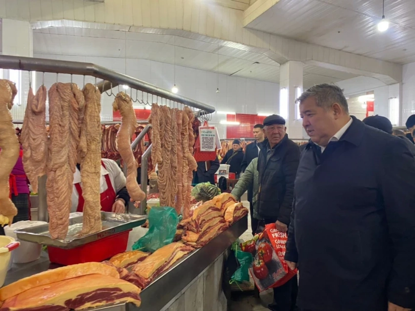 Чиновники проверили цены на мясо на Ошском рынке