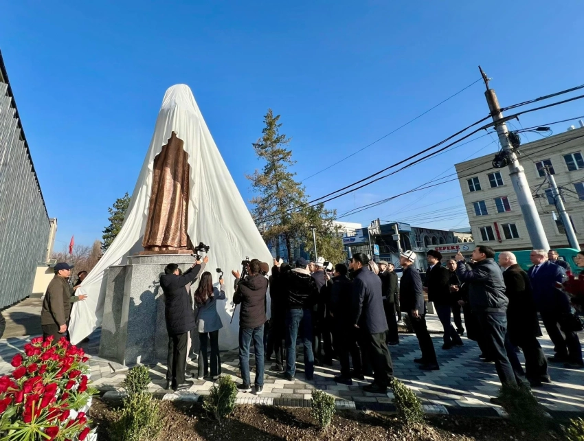 В городе Ош торжественно открыли памятник Алишеру Навои