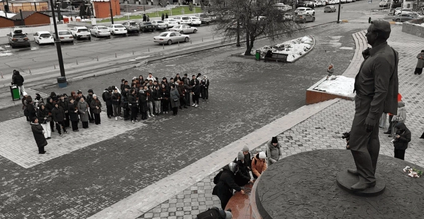 Волонтеры «Евразии» почтили память Чынгыза Айтматова в День национальной литературы