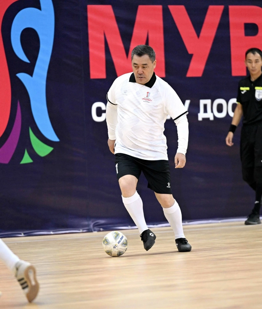 Садыр Жапаров играет в футбол и между матчами подписывает документы
