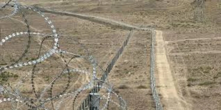 Кыргызско-таджикскую границу на 80 процентов оградили колючей проволокой