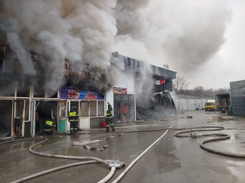 В Бишкеке на рынке «Азиз» произошел пожар