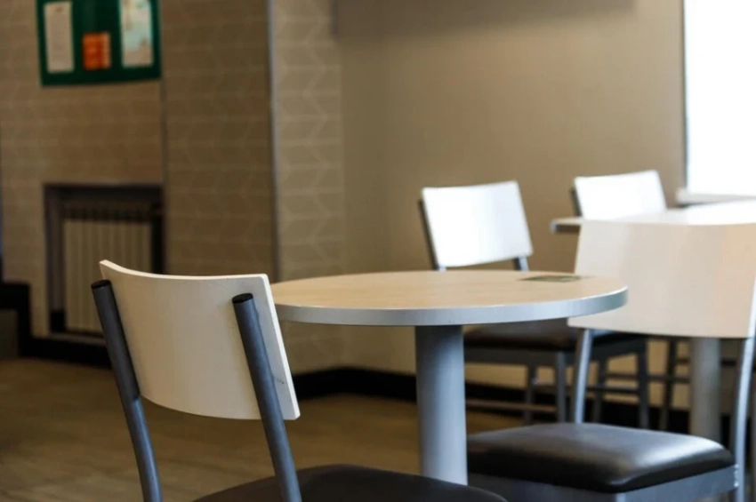 Три девушки устроили дебош в бишкекском кафе