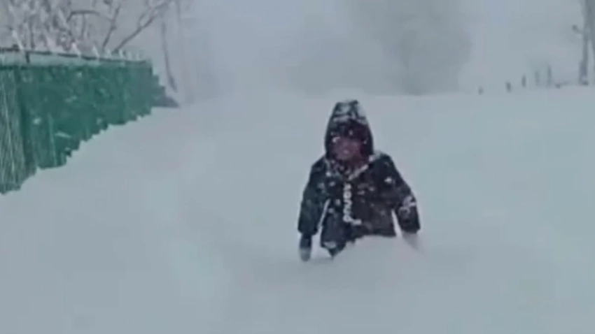 В школу через метровый слой снега. Садыр Жапаров пригласил мальчика на президентскую елку