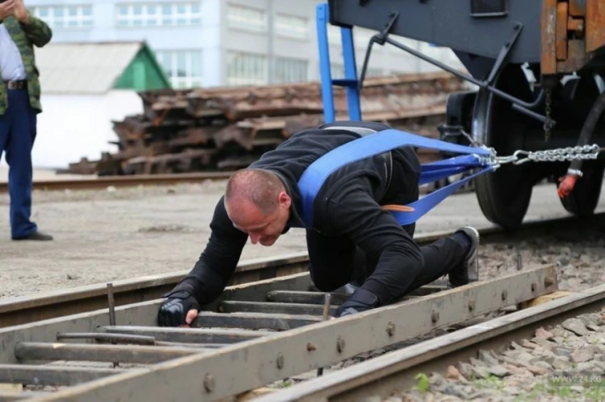 Силач в Кыргызстане. Спортсмен-экстремал сдвинул 165 тонн