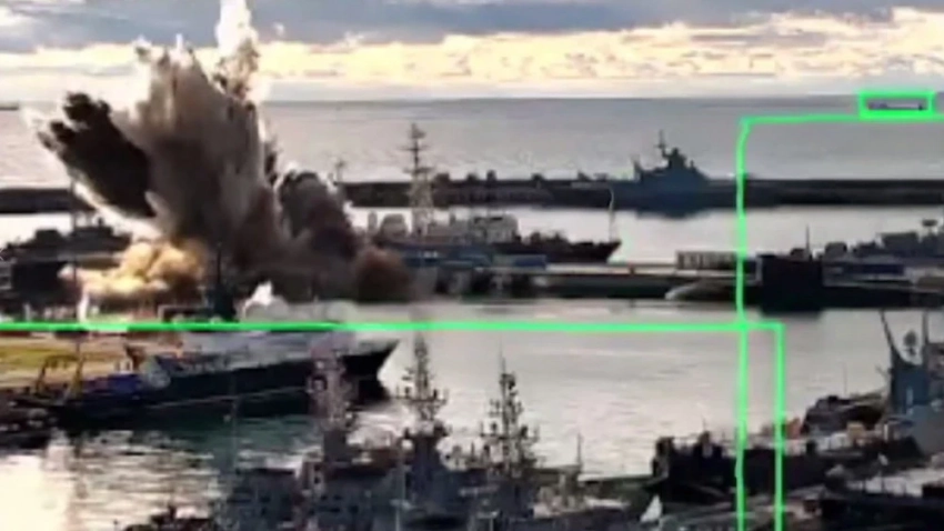 Украина заявила, что подорвала российскую подлодку в порту Новороссийска. В России ответили, что попытка диверсии «не достигла целей»