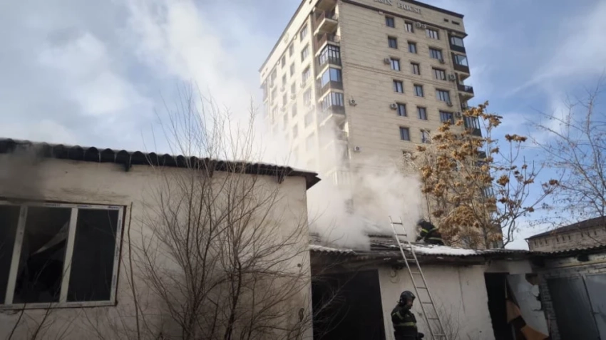 В Бишкеке потушили пожар в жилом доме, пострадавших нет