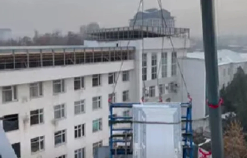 На крыше мэрии в Оше начали установку солнечных панелей