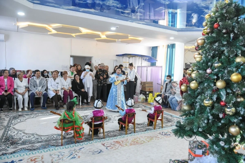 Глава Минздрава КР посетил маленьких пациентов Наццентра охраны материнства