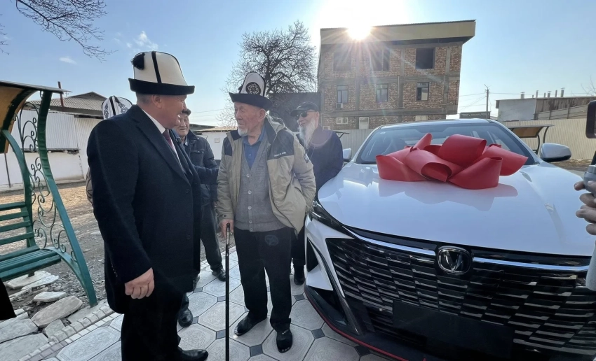 Мэр Ош за три дня исполнил просьбу аксакала и подарил авто соцучреждению