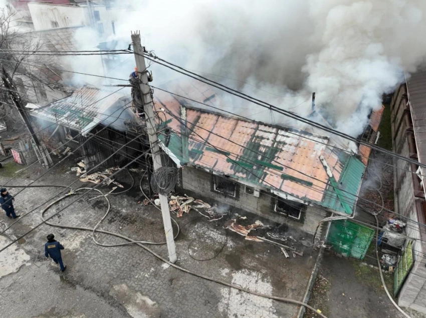 В Бишкеке в ходе пожара в жилом доме погиб человек