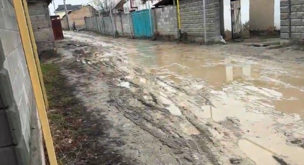 "Асфальта нет, везде грязь". Жалобы на дороги в "Ак-Тилеке-2" и ответ властей