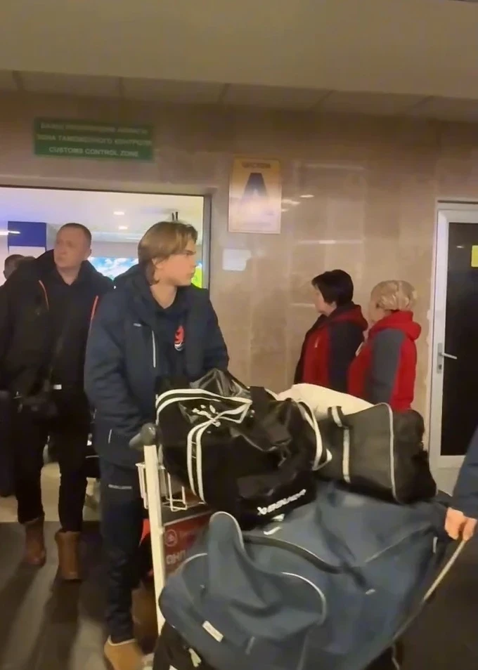 Участники чемпионата мира по хоккею прибыли в Бишкек