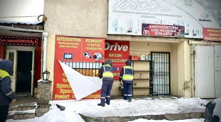 Почти 300 незаконных конструкций демонтировали на улице Льва Толстого в Бишкеке