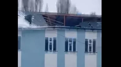 Минстрой Кыргызстана разъяснило ситуацию вокруг обрушения части кровли новой школы в Тюпском районе