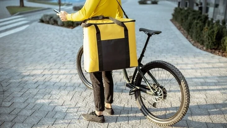 В Самарской области РФ мигрантам запретили работать курьерами и продавцами