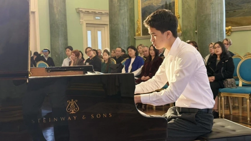 Рояль стоимостью 25 млн сомов передали театру оперы и балета им. Малдыбаева