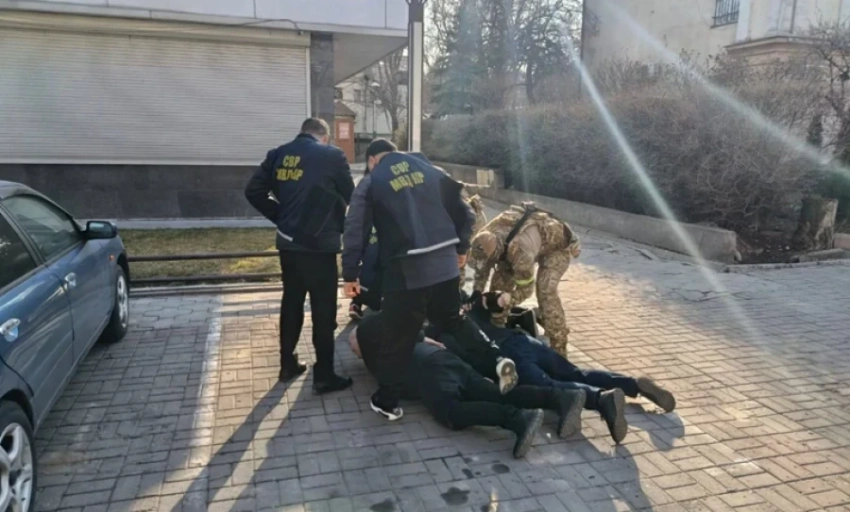 Лже-милиционеры похитили 10 тысяч долларов у кыргызстанца