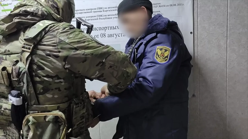 Сотрудники МВД за поборы задержали работников весогабаритных постов на автодороге Бишкек–Ош
