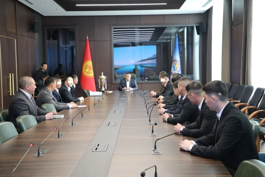 Ташиев встретился с сотрудниками ГКНБ, занявших 1 место на международном турнире по футзалу