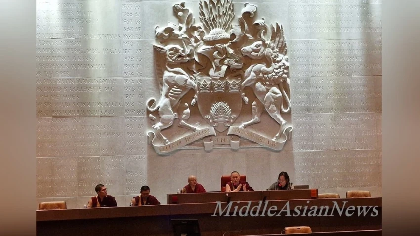 Глава монгольского буддизма и Хамбо-лама выступил с лекцией в Kensington Town Hall в Лондоне