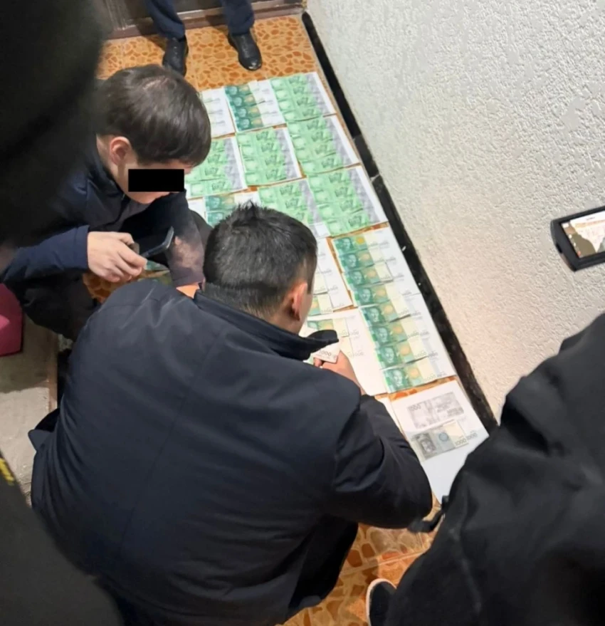 В Бишкеке задержали участкового и сообщницу за вымогательство