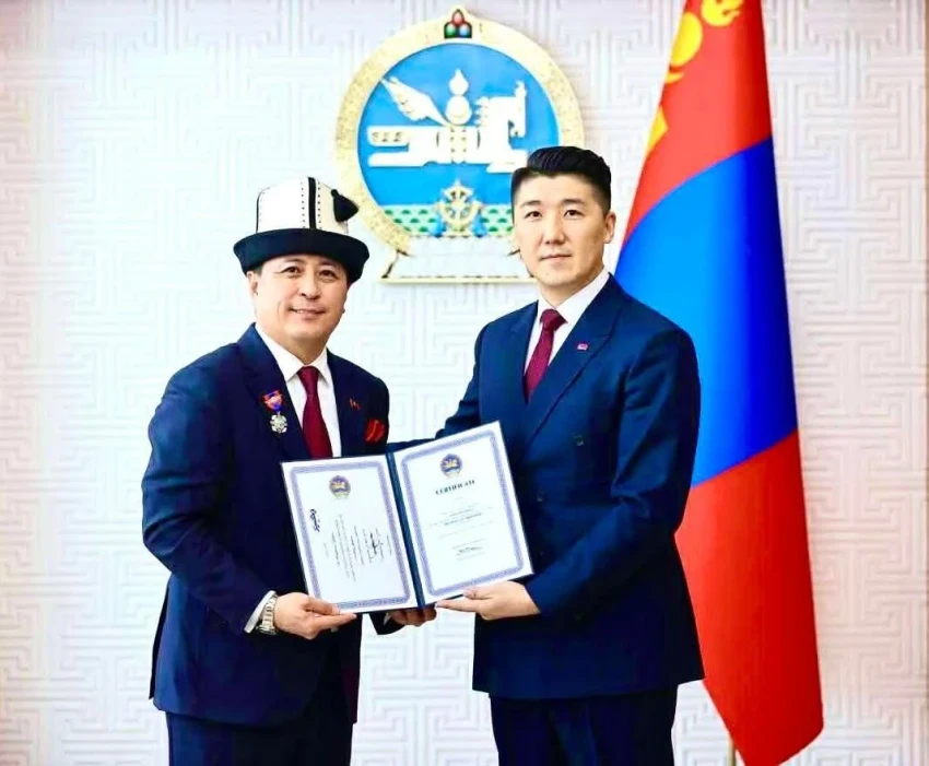 Президент Монголии наградил посла Кыргызстана Айбека Артыкбаева медалью «Дружба»