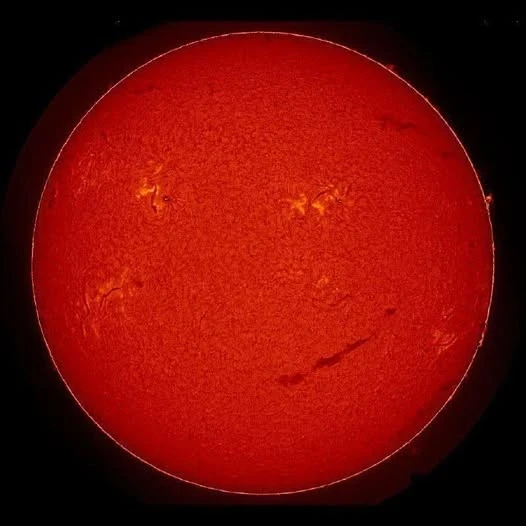 Солнце «улыбнулось» Земле: астрономы показали гигантский смайлик