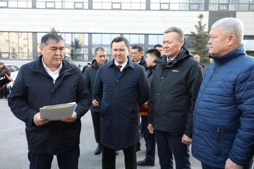 Медикам Нарынской области Камчыбек Ташиев вручил 20 новых автомобилей