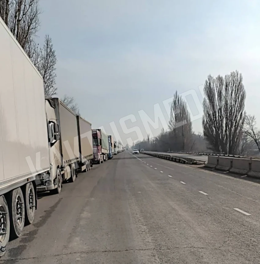 На КПП "Ак-Тилек - Автодорожный" снова очереди из фур (фото, видео)