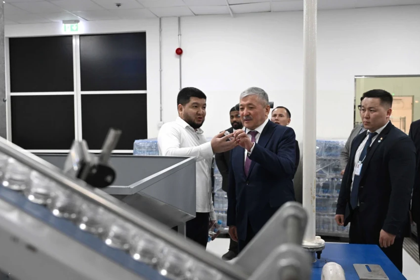 Глава кабмина посетил завод по производству воды. Его открыли граждане КР в ОАЭ