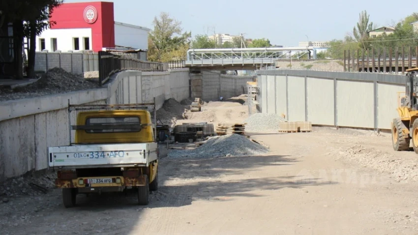 Газовые линии и "красные книги" у горожан мешают мэрии Бишкека пробивать улицу Бакаева