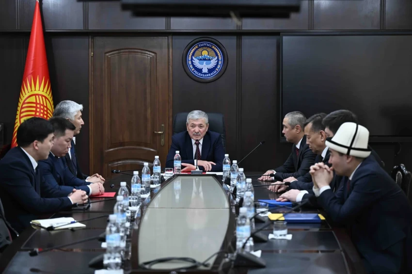 И.о. министра транспорта Талантбек Солтобаев представлен коллективу